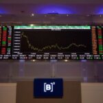 Tensões externas e clima de eleições no Brasil derrubam Ibovespa e IAA